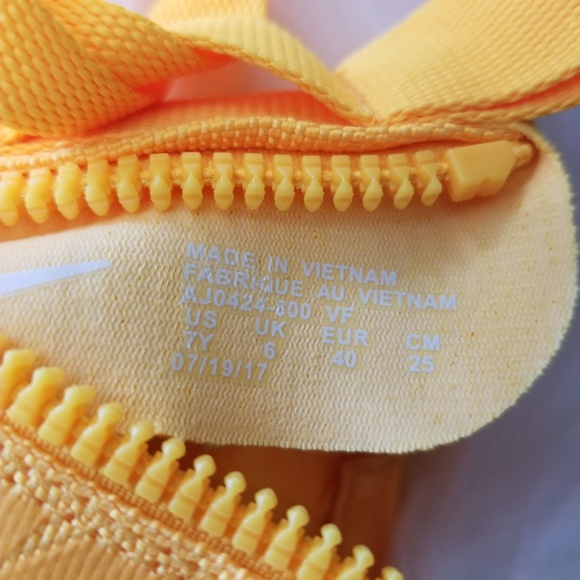 Nike SF Air Force 1 Mid Shoes - Picture 7 of 8